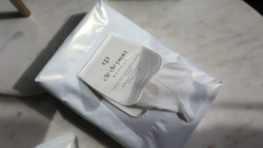 Clé de Peau Beauté Makeup Cleansing Towelettes Review