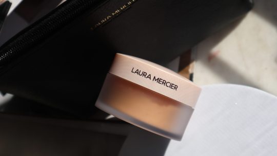 Laura Mercier Translucent Loose Setting Powder Ultra-Blur Review