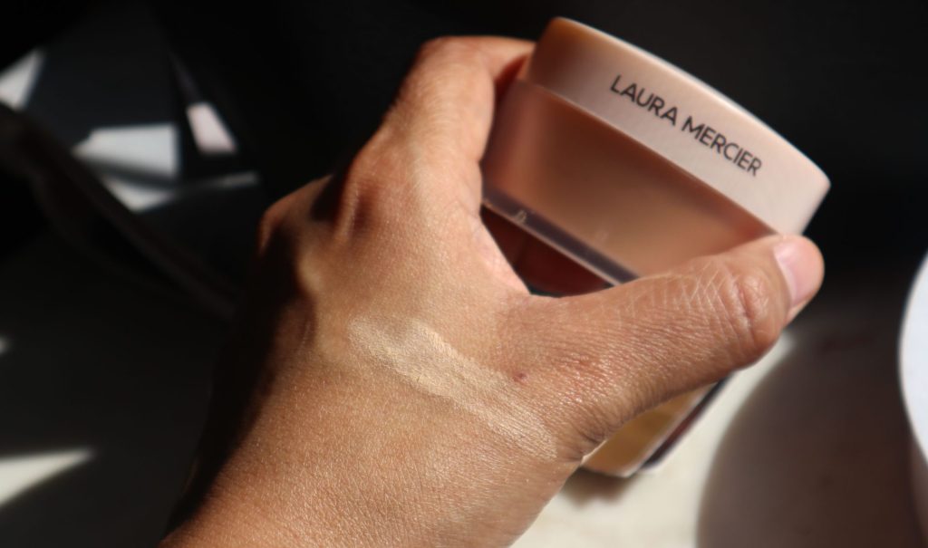 Laura Mercier Translucent Loose Setting Powder Ultra-Blur Swatches