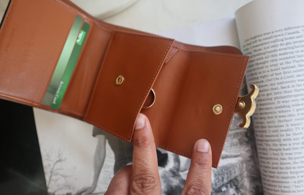 Review กระเป๋าสตางค์ CELINE SMALL TRIOMPHE WALLET IN TRIOMPHE