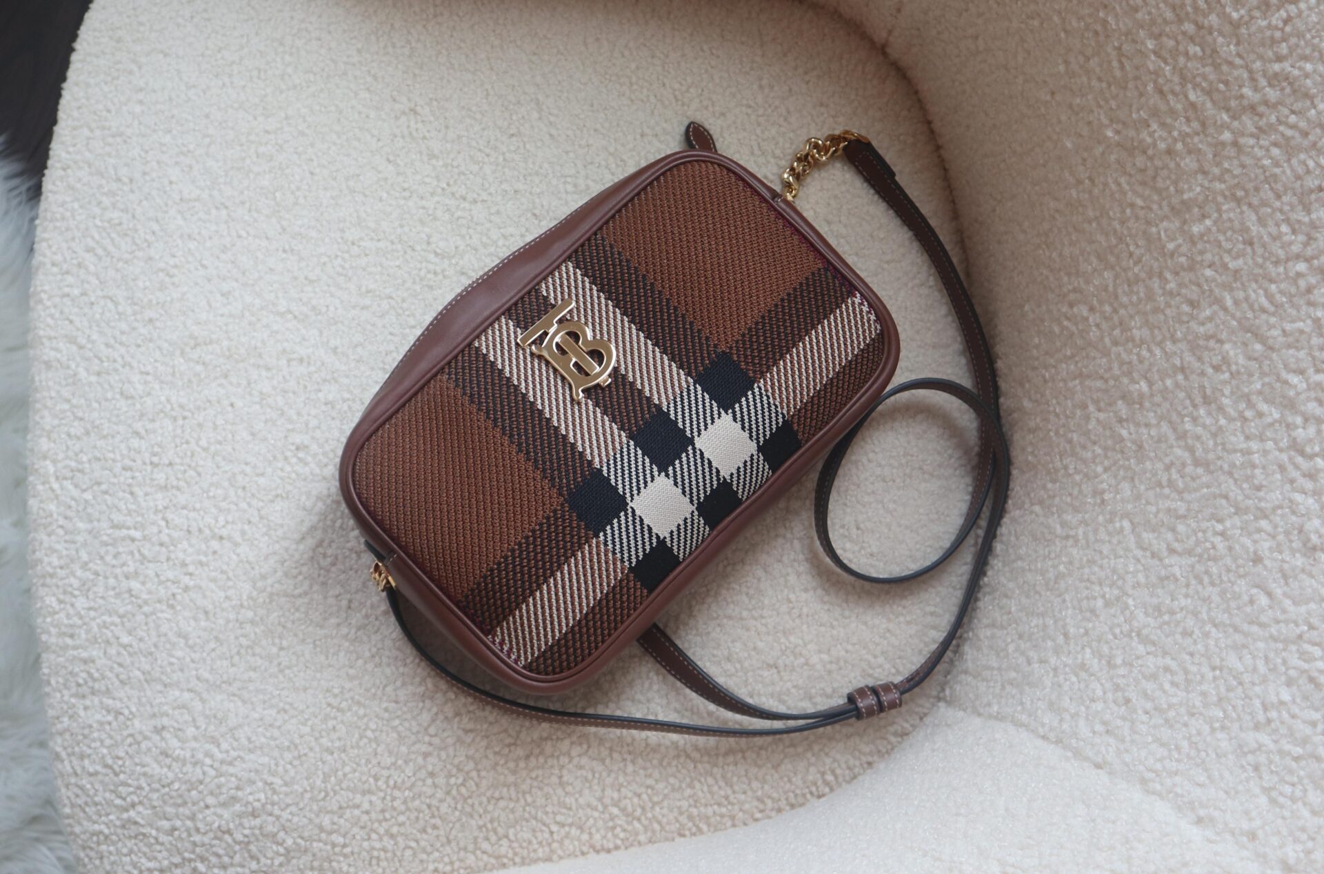 Louis Vuitton Toiletry Bag 25 review! Wear & Tear/What fits inside & is it  worth it? 