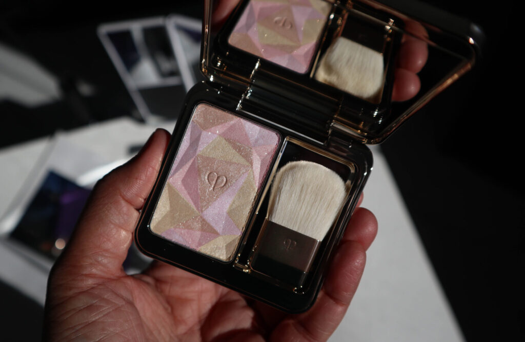 Clé de Peau Beauté Luminizing Face Enhancer 110 Radiant Peafowl Review